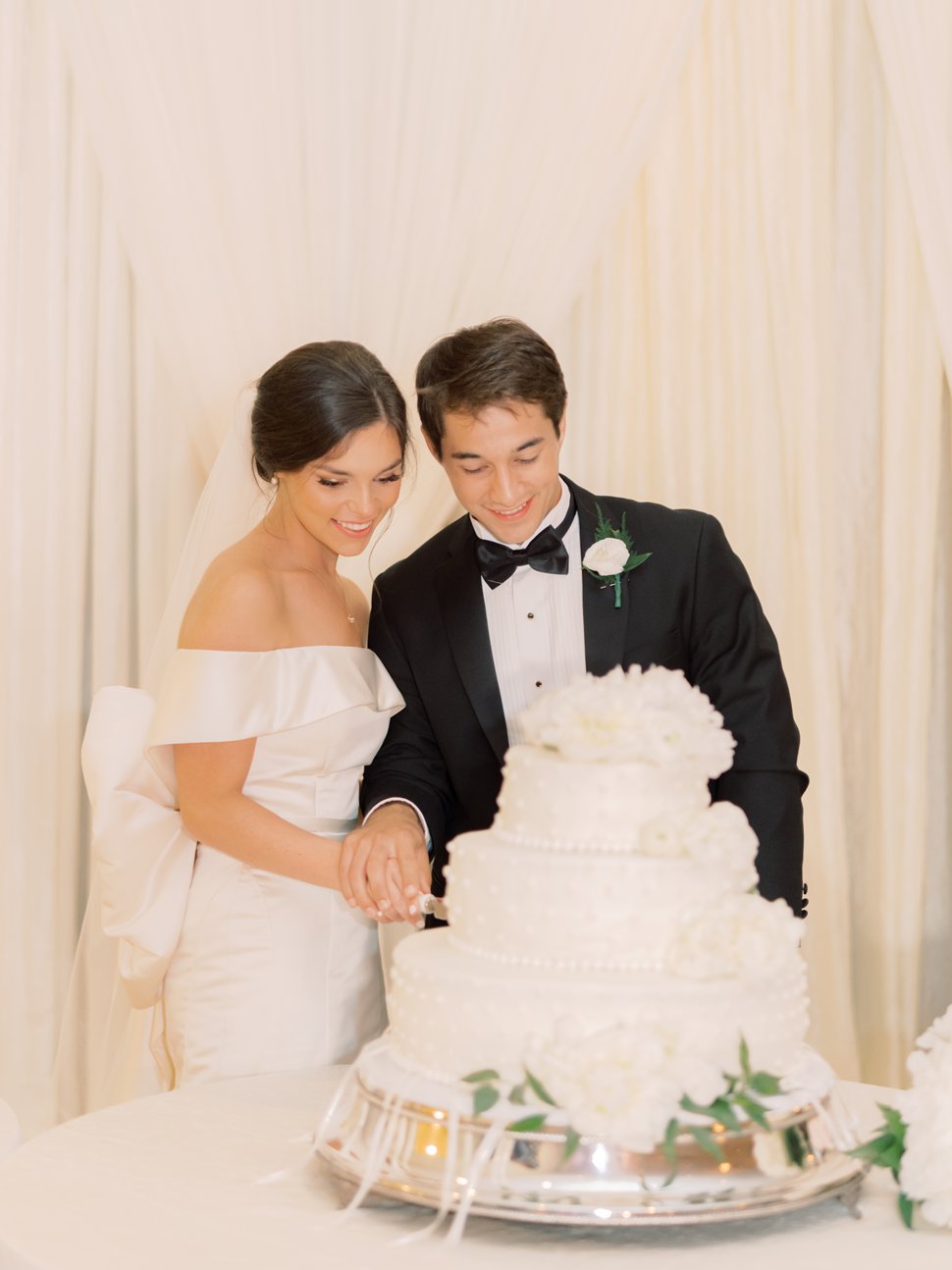 bride & groom cut cake at cypress columns thibodaux wedding photographer